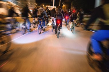 Ufa, Rusya, 19 Ağustos 2017: Grup lambaları ve ışıklar gece sokaklarda, olay 