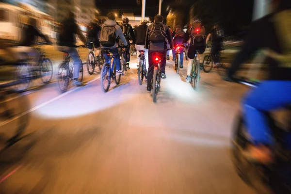 Ufa, Rusya, 19 Ağustos 2017: Grup lambaları ve ışıklar gece sokaklarda, olay 