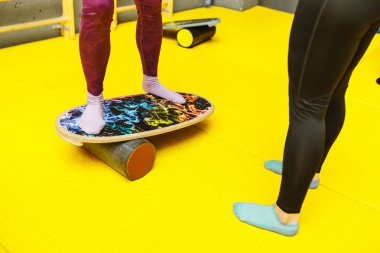 Amatör atlet tahtası kapalı jimnastik, modern spor kavram göre toplam için egzersiz