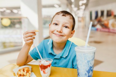 Dondurma yemek ve alışveriş merkezi kafe, lokanta kavramı soda içme çocuk çocuk
