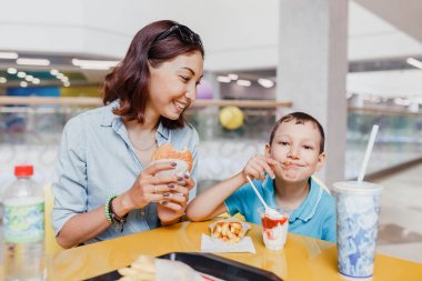 Anne ve oğlu bir fast food yemek birlikte, Mall sahip