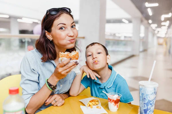 Anne ve oğlu bir fast food yemek birlikte, Mall sahip
