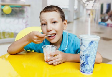 Dondurma yemek ve alışveriş merkezi kafe, lokanta kavramı soda içme çocuk çocuk