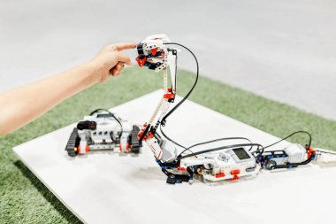 Bir tasarımcı, eğitim ve okul Robotik kavramı monte bir yılan robot el dokunuyor