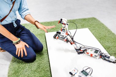 Bir tasarımcı, eğitim ve okul Robotik kavramı monte bir yılan robot el dokunuyor