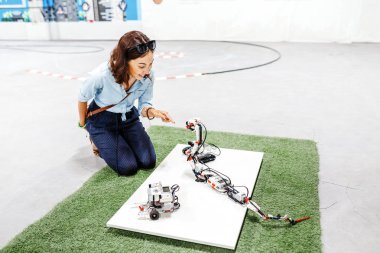 Bir tasarımcı, eğitim ve okul Robotik kavramı monte bir yılan robot el dokunuyor