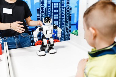 Robot, eğlence ve bilim kavramı dans android arayan çocuk