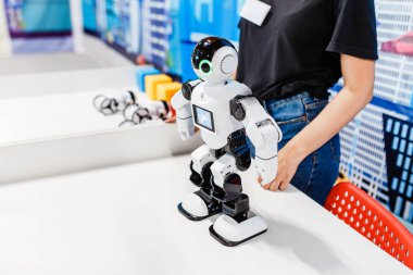 Robot, eğlence ve bilim kavramı dans android arayan çocuk