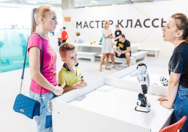 Ultra Alışveriş Merkezi, Ufa, Rusya Federasyonu - 21 Ağustos 2017: Çocuk robotlar ve yapay zeka ve oyuncaklar eğitim sergisinde modern teknolojiler hakkında bilgi almak