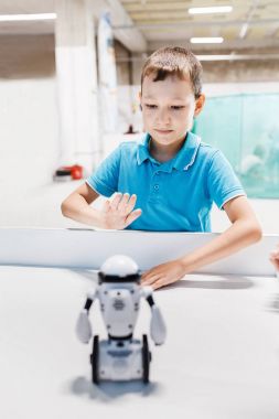 Robot, eğlence ve bilim kavramı dans android arayan çocuk