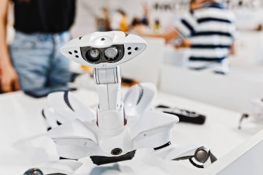 Bir küçük beyaz örümcek robot - araknoid. Yapay zeka ve casus askeri elektronik cihazlar kavramı