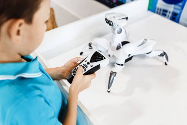 çocuk oyuncak savaş örümcek robot uzaktan kumanda ile oynarken