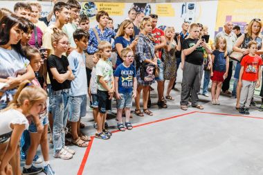 Ufa, Rusya - 21 Ağustos 2017: Şaşırmış ve heyecanlı kalabalığın çocuklar ve ebeveynleri gösteri ve alışveriş merkezi Ultra performans izliyor