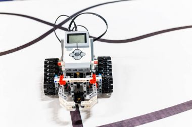 Bir uzaktan kumanda rover robot Kit blok bina yapılmış