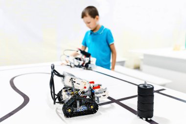 Çalışıp oynamıyormuş selfmade robotlar ve Mikrodenetleyiciler ile dahi çocuk