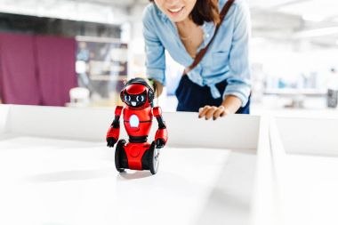 Küçük modern oyuncak bir robot bir gyro bilançolarla iki tekerlek üzerinde