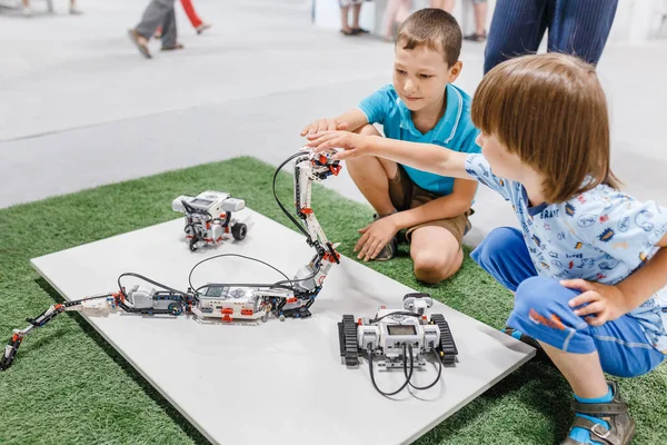 UFA, RUSSIE - 21 AOÛT : Les enfants se familiarisent avec les robots et les technologies modernes lors de l'exposition éducative sur l'intelligence artificielle et les jouets dans ULTRA CITY MALL — Photo