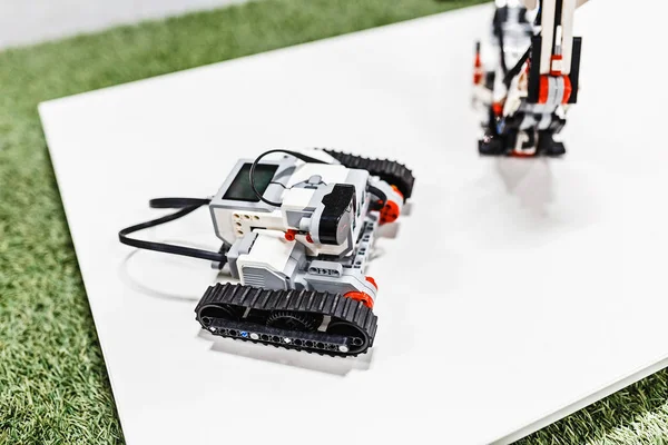 Un robot rover à télécommande fabriqué à partir de blocs de construction — Photo