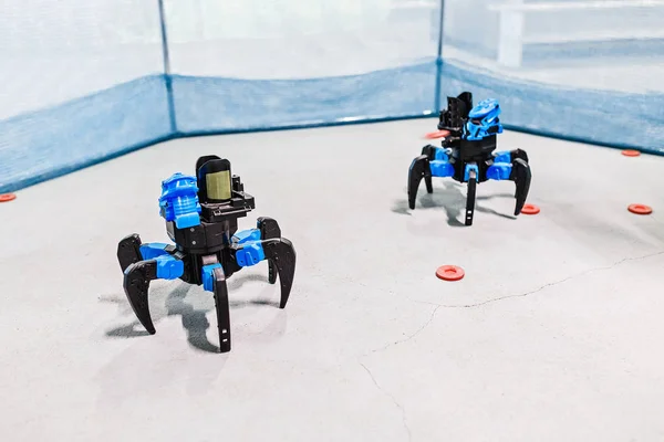 Jouet d'araignée militaire armé pour enfants Robot à l'exposition — Photo