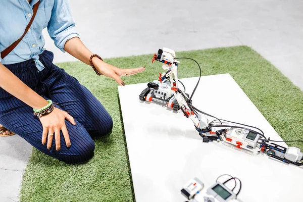 Bir tasarımcı, eğitim ve okul Robotik kavramı monte bir yılan robot el dokunuyor