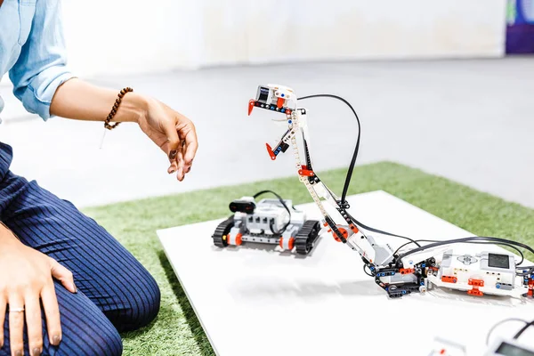 Bir tasarımcı, eğitim ve okul Robotik kavramı monte bir yılan robot el dokunuyor