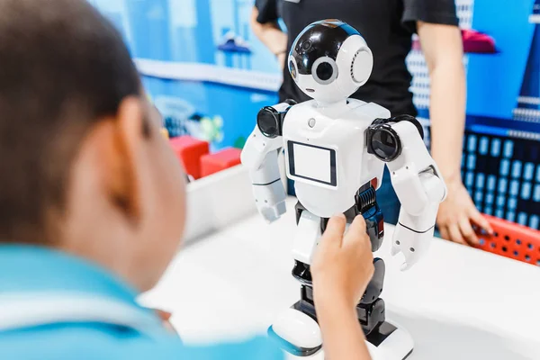Robot, eğlence ve bilim kavramı dans android arayan çocuk