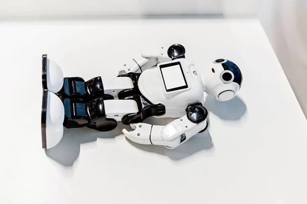 Білий сучасний іграшковий робот-трансформер на білому — стокове фото