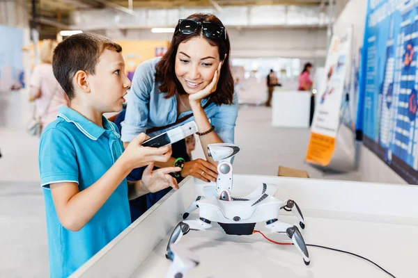 Mère et son fils étudient la robotique et l'électronique moderne lors d'une exposition éducative — Photo