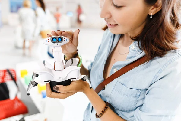 Jeune femme adulte regardant le robot jouet à l'exposition — Photo