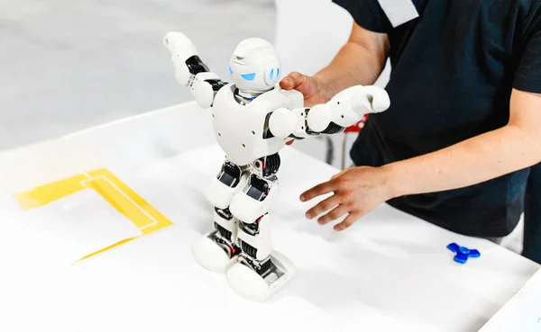 Smart Humanoid Robot danza, alta tecnología y futuro concepto de ciencia —  Fotos de Stock