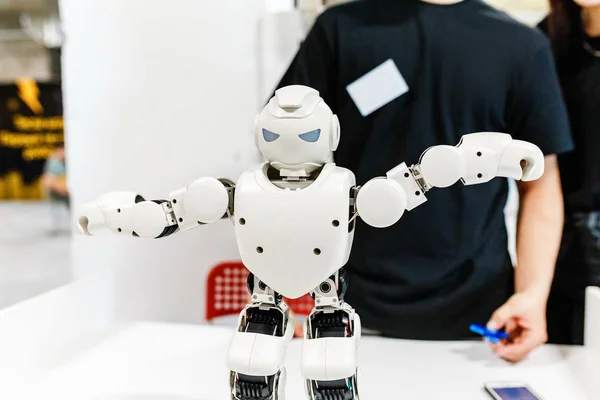 Smart Humanoid Робот танцює, високі технології та майбутня наукова концепція — стокове фото