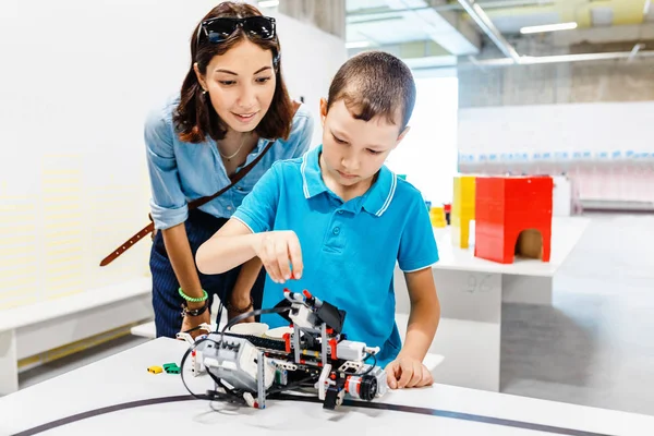 Mère et son fils étudient la robotique et l'électronique moderne lors d'une exposition éducative — Photo