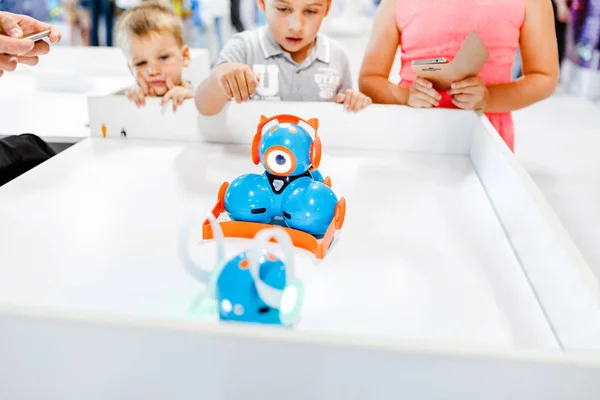 Ultra Mall, Ufa, Ρωσική Ομοσπονδία, 21 Αυγούστου 2017: παιδιά να μελετήσει και να εξετάσουμε μοντέρνα ρομπότ σε μια ανοικτή έκθεση στο εμπορικό κέντρο Ultra — Φωτογραφία Αρχείου