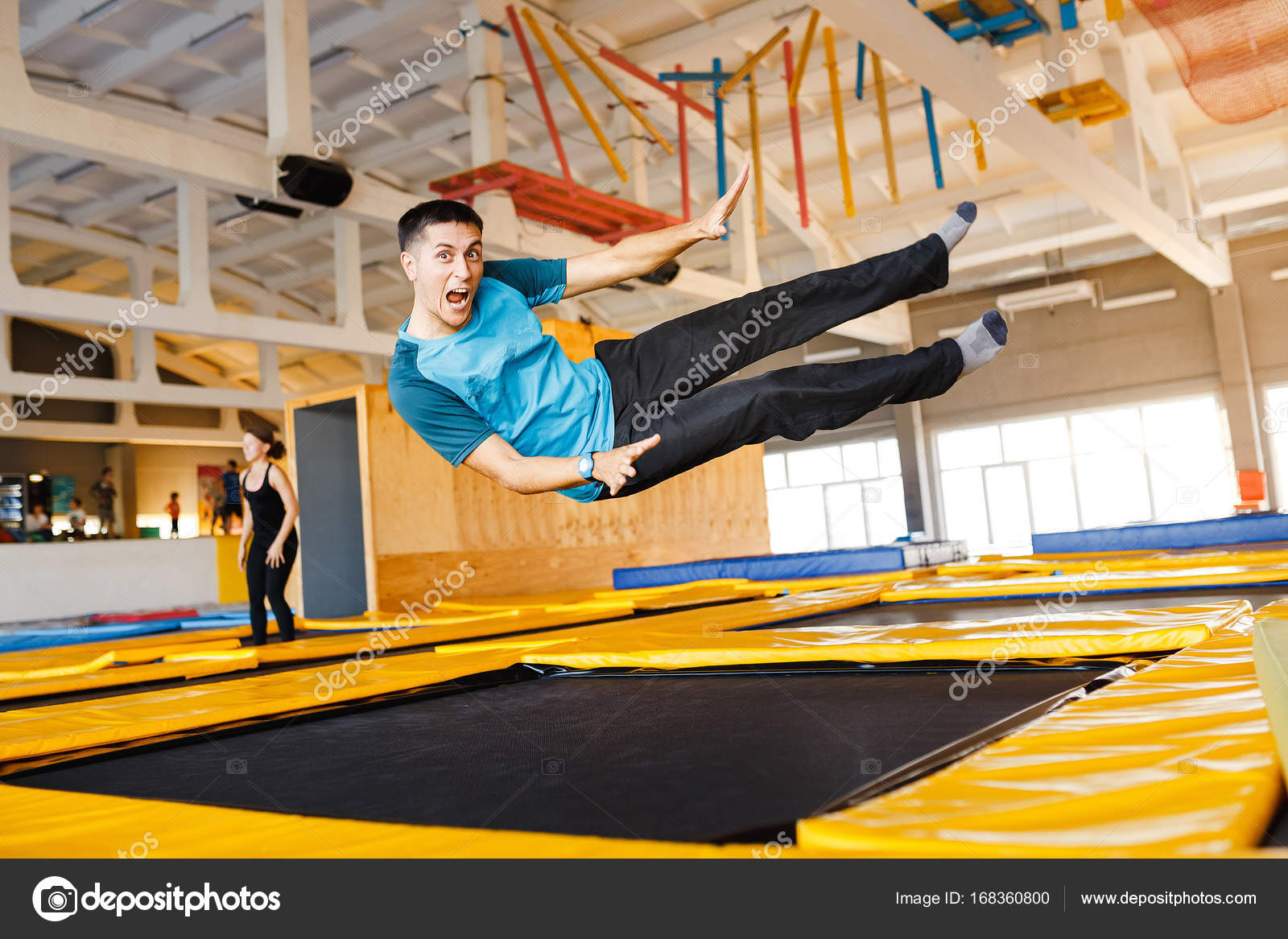 Счастливый Эмоциональный Человек Прыгать И Летать На Батуте.