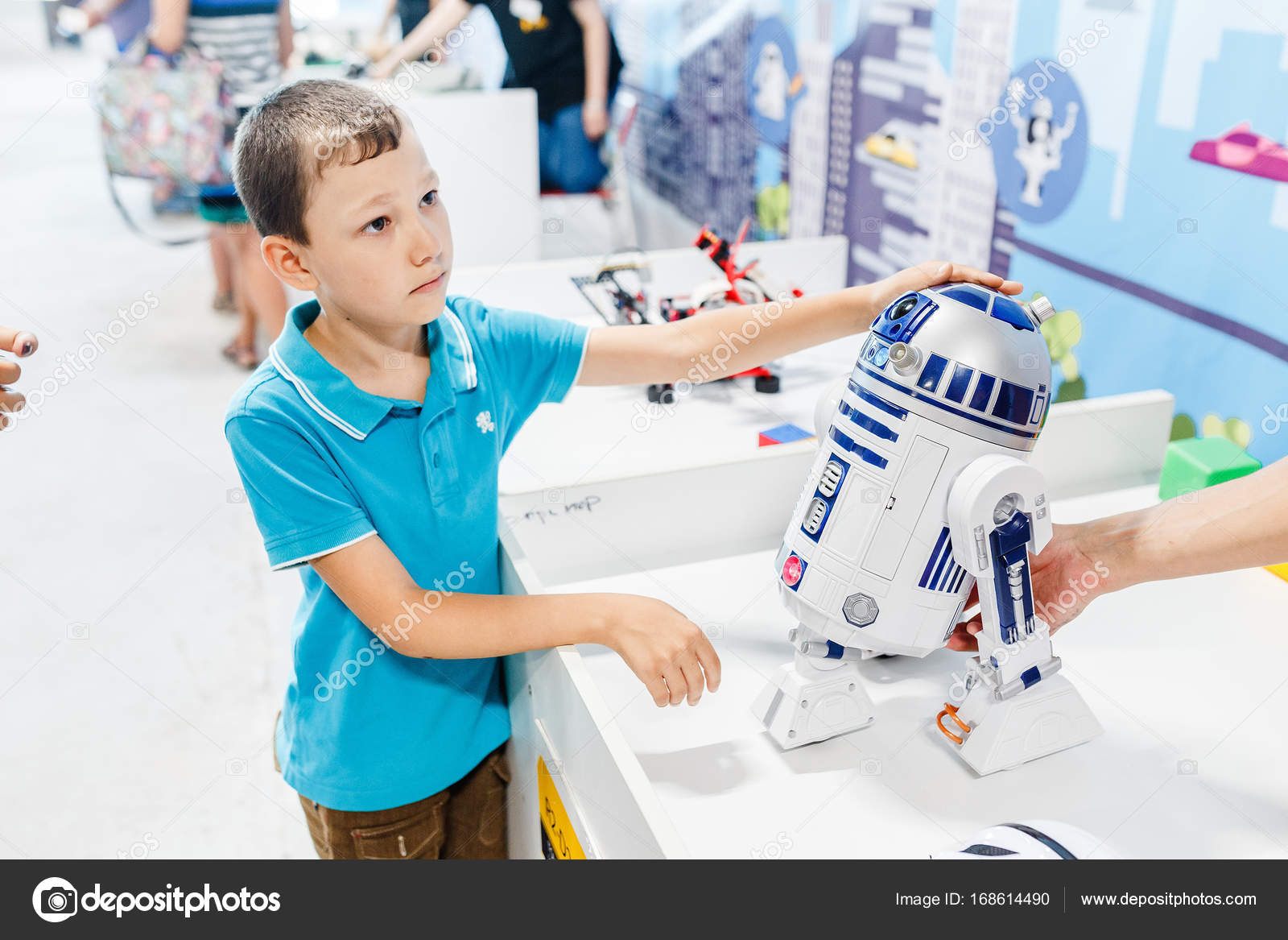 фильмы новинки российские скачать Россия апреля 2018 конструктор lego звездные войны главные герои.
