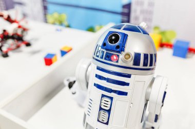 Ultra Alışveriş Merkezi, Ufa, Rusya, 21 Ağustos, 2017: efsanevi film Star Wars R2d2 robotu
