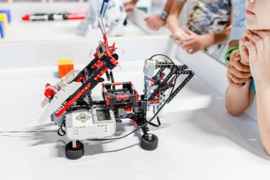 Ciddi çocuk Oluşturucu tablo ve düşünme yakınında oturuyor. Eğitim kavramı