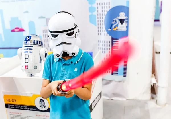 Ultra Mall, Ufa, Oroszország, 21 augusztus, 2017: egy fiú a maszk és a ruha a stormtrooper egy lézer kard a ábrázolja a film Star Wars hőse — Stock Fotó