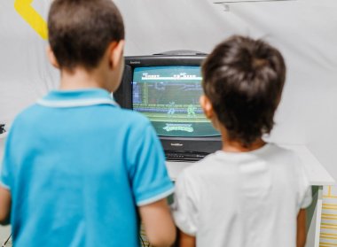 Ultra Alışveriş Merkezi, Ufa, Rusya, 21 Ağustos, 2017: iki erkek heyecanla üstünde gaming console retro bilgisayar oyunu oynamak