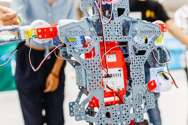 Jouet robot constructeur, éducation des enfants et concept de loisirs — Photo