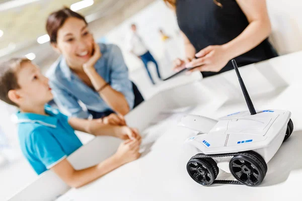 Maman et son fils étudient la robotique et l'électronique moderne lors d'une exposition éducative — Photo