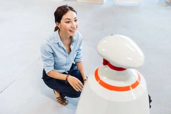 Jeune femme adulte regardant le robot jouet à l'exposition — Photo