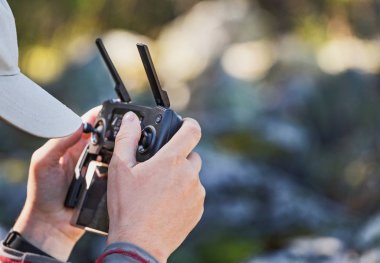 closeup dron işleç açık havada bir amatör quadcopter uzaktan kumanda joystick ile erkek ellerinde