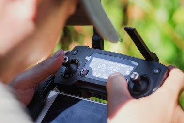 closeup dron işleç açık havada bir amatör quadcopter uzaktan kumanda joystick ile erkek ellerinde