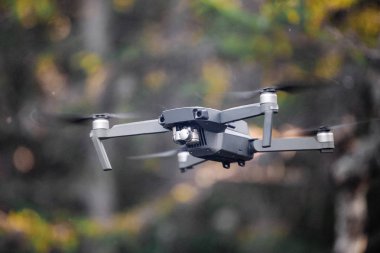 Modern siyah uzaktan denetim dron veya orman arka plan uçan Quadcopter