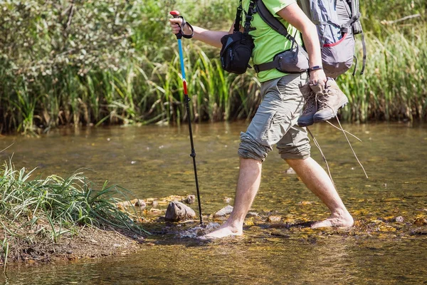 Kavram hiking backpacker trekker seyyar küçük dağ nehir, — Stok fotoğraf