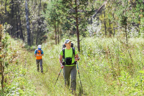 Padre e figlio a piedi nella foresta in viaggio avventura trekking — Foto Stock