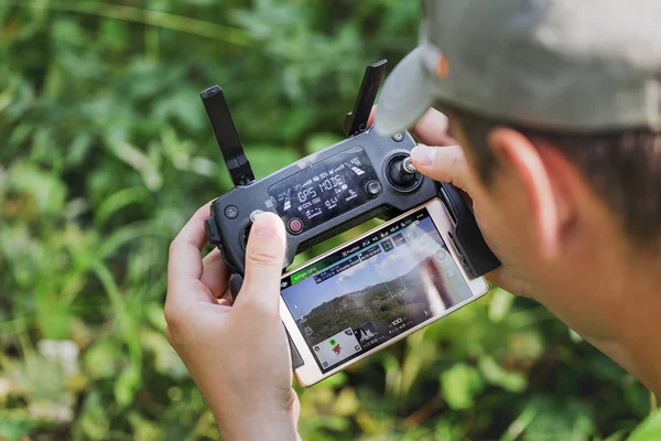 01 Eylül 2017, Başkurdistan, Rusya: closeup dron işleç açık havada bir amatör quadcopter uzaktan kumanda joystick ile erkek ellerinde