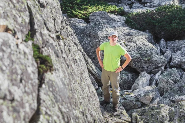 Giovane escursionista guardando la scogliera rocciosa — Foto Stock