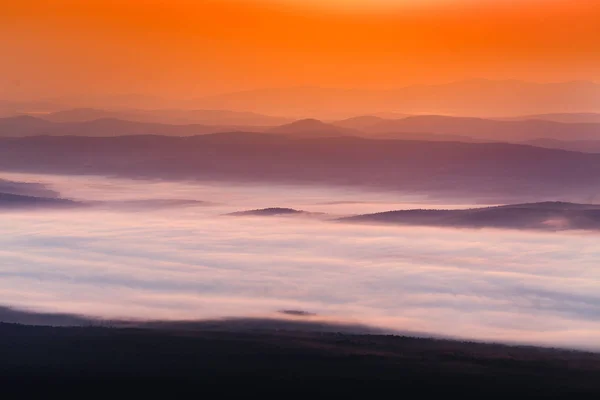 Мирный пейзаж с горным хребтом живописный вид и утренний туман на восходе солнца — стоковое фото